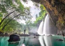 Lais Puzzle - Tourist beim Trekking zum Haew Suwat Wasserfall. Ungesehener Khao Yai-Nationalpark, Thailand - 1.000 Teile