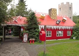 Lais Puzzle - Akureyri, Island: Dies ist das Haus des Weihnachtsmanns in Akureyri im Norden Islands, wo Besucher das ganze Jahr über Süßigkeiten und Weihnachtsschmuck kaufen - 1.000 Teile