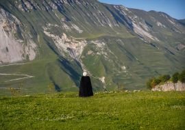 Lais Puzzle - Mann in kaukasischer Nationaltracht genießt die Aussicht in Dagestan - 1.000 Teile