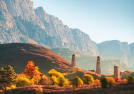 Lais Puzzle - Alter Steinturmkomplex im Erzi-Nationalpark in Inguschetien, Kaukasus, Russland. Schöne Herbstlandschaft bei Sonnenaufgang - 1.000 Teile