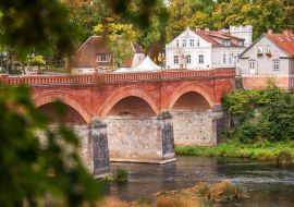 Lais Puzzle - Lange rote Backsteinbrücke an einem sonnigen Herbstmorgen, Kuldiga, Lettland - 1.000 Teile