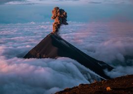 Lais Puzzle - Der atemberaubende Vulkan de Fuego in Guatemala bricht bei Sonnenaufgang aus, gesehen vom Gipfel des Acatenango - 1.000 Teile