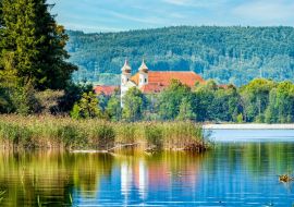 Lais Puzzle - Klosterkirche Schlehdorf spiegelt sich im Kochelsee im Blauen Land - 1.000 Teile