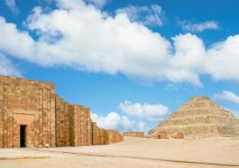 Lais Puzzle - Memphis, Ägypten - Die älteste stehende Stufenpyramide Ägyptens, die von Imhotep für König Djoser entworfen wurde, befindet sich in Saqqara, einer antiken Begräbnisstätte 30 km südlich des heutigen Kairo - 1.000 Teile