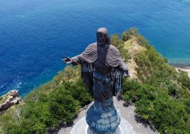 Lais Puzzle - Die Cristo Rei von Dili Jesus Christus-Statue mit atemberaubenden blauen Ozean Hintergrund in der Hauptstadt Dili, Timor Leste, Luft-Drohne Blick auf den Tourismus Wahrzeichen - 1.000 Teile