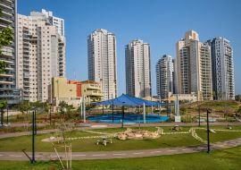 Lais Puzzle - Landschaft eines neu eröffneten Parks über Wohngebäuden in Petah Tikva, Israel - 1.000 Teile