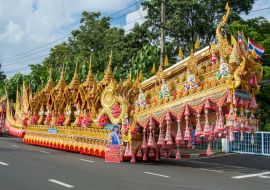 Lais Puzzle - Boon Bang Fai Konvoi am Straßenrand geparkt während des Tages Yasothon Thailand - 1.000 Teile