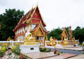 Lais Puzzle - Alte Ubosot und Ruine Stupa oder chedi und antike Buddha-Statue für thailändische Menschen Reise Besuch beten Segen heiligen Geheimnis des Wat Phra Kaew Tempel in Chainat Stadt in Chai Nat Thailand - 1.000 Teile