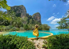 Lais Puzzle - Touristin in gelbem Kleid und Hut am Railay Strand, Krabi, Thailand - 1.000 Teile