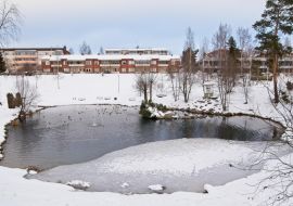 Lais Puzzle - Teich und Gebäude im Winter in Orimattila, Finnland - 1.000 Teile