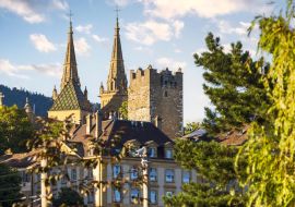 Lais Puzzle - Abendlicher Blick vom See auf Kollegiatskirche und Gefängnisturm in Neuchatel - 1.000 Teile