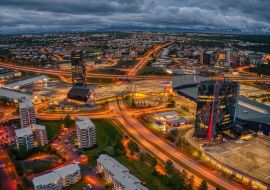 Lais Puzzle - Geschäftsviertel Kópavogur bei Nacht im Sommer - 1.000 Teile