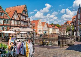Lais Puzzle - Fischmarkt am Hansehafen in Stade in Norddeutschland - 1.000 Teile