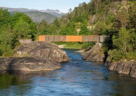 Lais Puzzle - Sand, Norwegen: Wunderschöne Landschaften in Norwegen. Hose Bru, die Metallbrücke ist eine Fußgängerbrücke in der Ortschaft Sand (Suldal). Die Brücke überspannt den Fluss Sudalslagen an einem sonnigen Frühlingstag. - 1.000 Teile