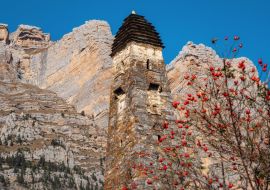 Lais Puzzle - Sonniger Nachmittag in den Bergen des Kaukasus. Der mittelalterliche Turmkomplex Nii, einer der authentischen mittelalterlichen burgartigen Turmdörfer, liegt im Bezirk Jejrach in Inguschetien, Russland - 1.000 Teile