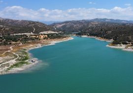 Lais Puzzle - Luftaufnahme des von Hügeln umgebenen blauen Kouris-Staudamms in Kantou, Zypern - 1.000 Teile