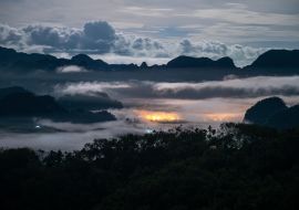 Lais Puzzle - Nächtlicher Seenebel am Doi Tapung Chumphon Thailand - 1.000 Teile