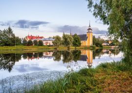 Lais Puzzle - Blick auf die kleine Stadt und die Kirche am Fluss. Nykarleby/Uusikaarlepyy, Finnland - 1.000 Teile