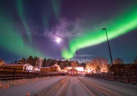Lais Puzzle - Nordlichter über einer kleinen Stadt. Nykarleby/Uusikaarlepyy, Finnland - 1.000 Teile