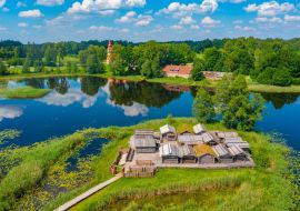Lais Puzzle - Luftaufnahme von Holzhäusern in der ethnografischen Stätte der Pfahlbauten von Araisi in Lettland - 1.000 Teile