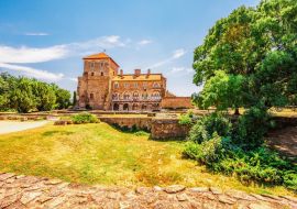 Lais Puzzle - Burg der Stadt Tata in Ungarn. Erstaunliche Wasserfestung neben dem Alten See. Erbaut im 13. Jahrhundert in der Nähe der Burg Esterhazy - 1.000 Teile