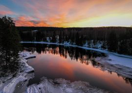 Lais Puzzle - Landschaft eines von einem Wald umgebenen Teiches während eines atemberaubenden Sonnenuntergangs in Hamar, Norwegen - 1.000 Teile
