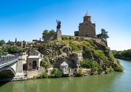 Lais Puzzle - Zeitreise nach Georgien: Die prächtige Metechi-Kirche in Tiflis - 1.000 Teile