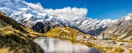 Lais Puzzle - Wanderreise Natur Wanderer in Neuseeland. Paar Menschen zu Fuß auf Sealy Tarns Wanderweg Route mit Mount Cook Landschaft, berühmte Touristenattraktion - 2.000 Teile