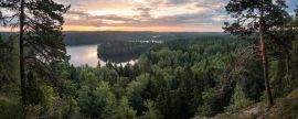 Lais Puzzle - Panoramablick mit See und Sonnenuntergang am Sommermorgen im Nationalpark Aulanko, Hämeenlinna, Finnland - 2.000 Teile