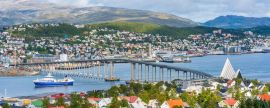 Lais Puzzle - Blick auf Tromso auf der Insel Tromsoya, die über die Tromsoysundet-Meerenge mit Tromsdalen auf dem Festland durch die Tromso-Brücke verbunden ist. Norwegen - 2.000 Teile