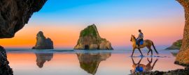 Lais Puzzle - Blick aus der Höhle der Landschaft Blick auf den Sonnenuntergang von Wharariki Strand mit Frau reitet Pferd auf der Reflexion Strand, Neuseeland  - 2.000 Teile