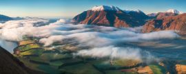 Lais Puzzle - Das Tal ist in einer Berglandschaft in Nebel gehüllt. Über den Nebeln ragen nur die hohen Gipfel der Berge in den sonnigen Himmel. Nebliger Morgen auf der Südinsel Neuseelands, Christchurch - 2.000 Teile
