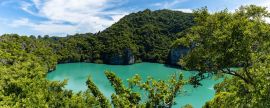 Lais Puzzle - Talay Nai oder Blaue Lagune Smaragdsee schöne Naturlandschaft grünes Meer in der Mitte des Berges bei Koh Mae Ko Insel Aussichtspunkt in Mu Ko Ang Thong Nationalpark, Samui, Surat Thani, Thailand - 2.000 Teile