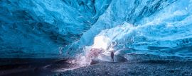 Lais Puzzle - Tourist in einer Eishöhle im Vatnajökull-Gletscher in Island - 2.000 Teile