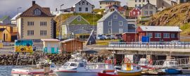 Lais Puzzle - Schöner Panoramablick auf den Hafen von Stykkisholmskirkja mit Fischerschiffen (Booten) in der Stadt Stykkisholmur im Westen Islands. Blick auf die Stadt vom Sugandisey-Kliff mit Leuchtturm. Berühmte bunte Häuser - 2.000 Teile