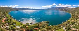 Lais Puzzle - Panoramablick auf den wunderschönen See von Coatepeque in El Salvador, mit blauem Himmel, in der Jahreszeit, in der das Wasser türkis ist und die meisten Berge und die Vegetation grün sind - 2.000 Teile