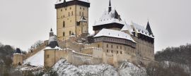 Lais Puzzle - Schloss Karlstejn im Winter, verschneit und mit einem kalten weißen Himmel im Hintergrund, Bezirk Beroun, Mittelböhmen, Tschechische Republik - 2.000 Teile