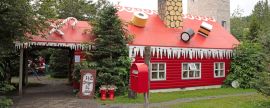 Lais Puzzle - Akureyri, Island: Dies ist das Haus des Weihnachtsmanns in Akureyri im Norden Islands, wo Besucher das ganze Jahr über Süßigkeiten und Weihnachtsschmuck kaufen - 2.000 Teile