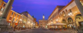 Lais Puzzle - Ravenna, Italien an der Piazza del Popolo mit dem Wahrzeichen der Stadt, den venezianischen Säulen - 2.000 Teile
