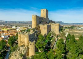 Lais Puzzle - Luftbild der mittelalterlichen Burg Almansa - 1.000 Teile