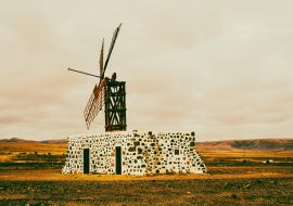 Lais Puzzle - Windmühle auf weißem Gebäude, Puerto Lajas, Fuerteventura - 1.000 Teile