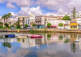 Lais Puzzle - Traditionelle weiße Architektur der Region entlang des Flussufers in Ayamonte, Provinz Huelva, Andalusien, Spanien - 1.000 Teile