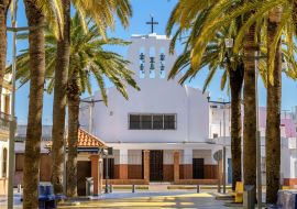 Lais Puzzle - Blick auf die Kirche Jesus del Gran Poder und den Paseo de las Palmeras in Isla Cristina, Andalusien, Spanien - 1.000 Teile