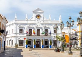 Lais Puzzle - Aussicht auf die weiße Fassade des Rathauses von Cartaya in der Provinz Huelva, Andalusien, Spanien - 1.000 Teile
