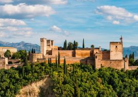 Lais Puzzle - Panoramaaussicht auf die Alhambra mit blauem bewölktem Himmel in Granada. Andalusien, Spanien - 1.000 Teile