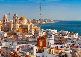 Lais Puzzle - Panoramasicht auf die Dächer der Altstadt und die Kathedrale von Santa Cruz am Morgen vom Turm Tavira in Cadiz, Andalusien, Spanien - 1.000 Teile