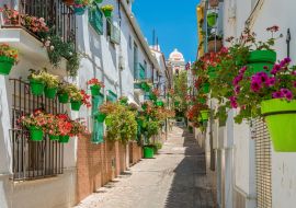 Lais Puzzle - Das schöne Estepona, eine kleine, blumenreiche Stadt in der Provinz Malaga, Spanien - 1.000 Teile