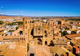 Lais Puzzle - Luftsicht auf Huesca, eine hügelige mittelalterliche Altstadt in Spanien, überragt von der gothischen Huesca-Kathedrale - 1.000 Teile