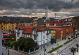 Lais Puzzle - Aussicht auf Langreo und den Kamin des Lada Thermalkraftwerks. Asturien - 1.000 Teile