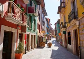 Lais Puzzle - Dorffassaden in Llanes, Asturien, Spanien - 1.000 Teile